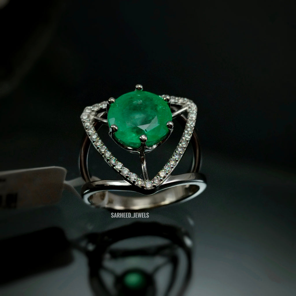 Natural Emerald and Diamond White Gold Ring
